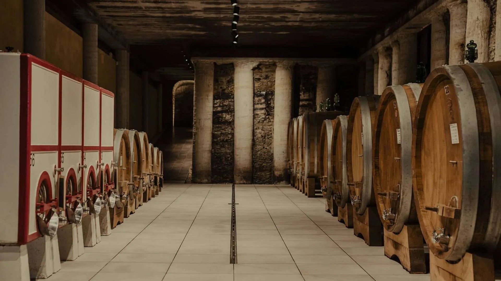 Cantina Cascina delle Rose a Barbaresco con botti di legno, vini di Rio Sordo e Tre Stelle – Barbaresco winery cellar