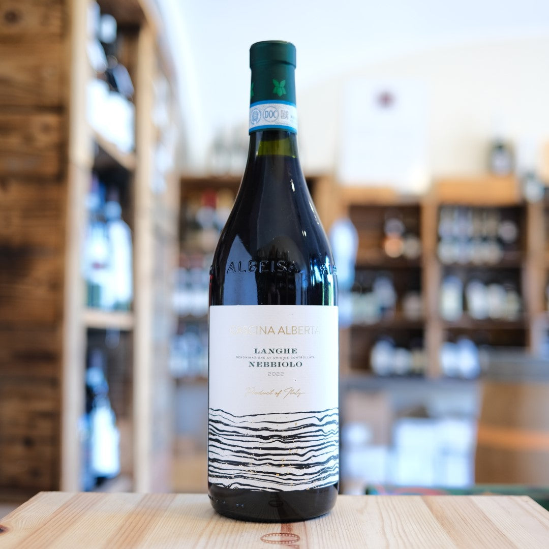Bottiglia Langhe Nebbiolo 2022 Cascina Alberta Treiso Piemonte red wine bottle