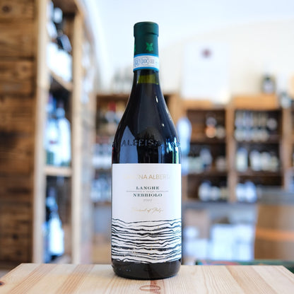 Bottiglia Langhe Nebbiolo 2022 Cascina Alberta Treiso Piemonte red wine bottle