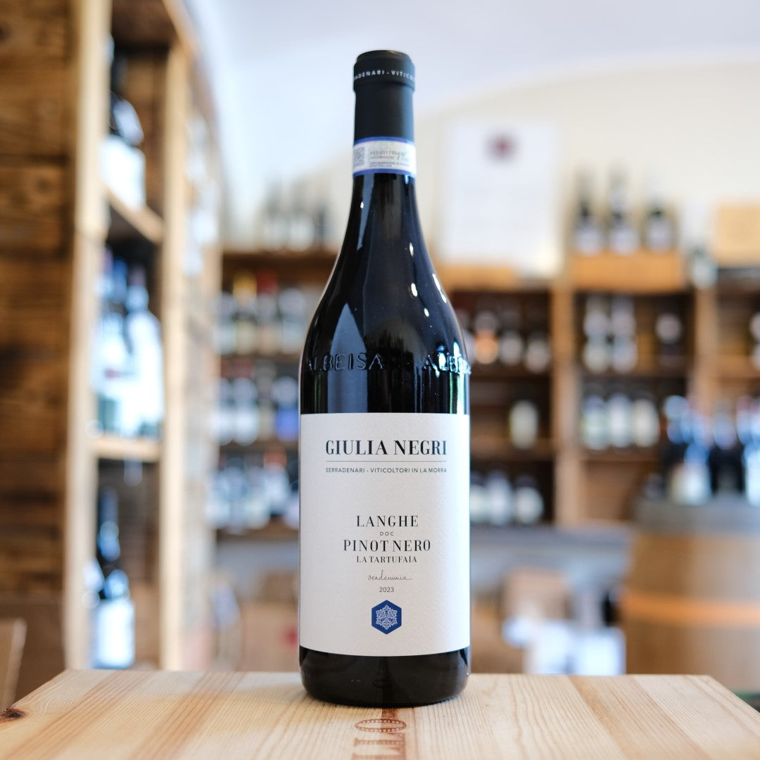 Bottiglia Langhe Pinot Nero La Tartufaia 2023 Giulia Negri Serradenari red wine bottle